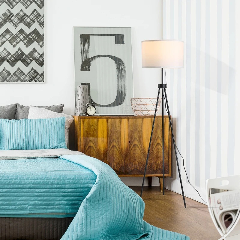 Modern läslampa på högt golv med fotpedal