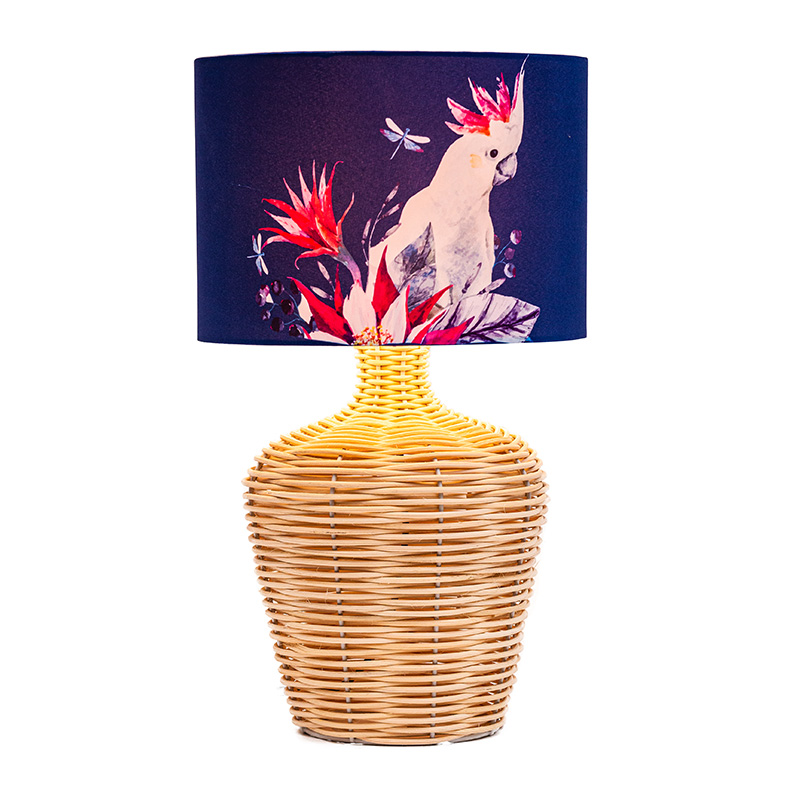 26,5' lång bordslampa i överdimensionerad rotting med tygskärm i naturlig rotting/mässing/vit